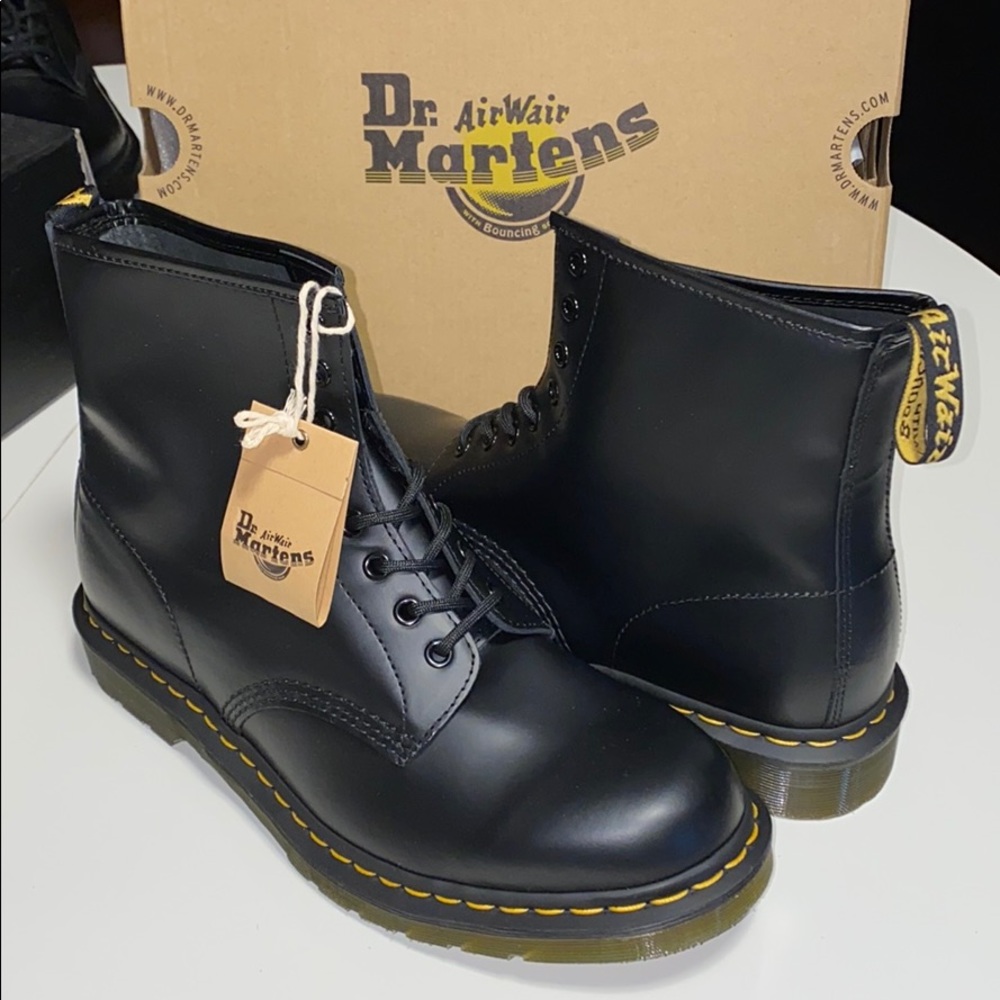 AUTH NIB DR. MARTENS 1460 SMOOTH LEATHER BOOTS